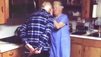 Photo of Stanno insieme da 64 anni, lui la sorprende il giorno di San Valentino con una dichiarazione d’amore diventata virale: “Sei tu che fai girare il mio mondo”