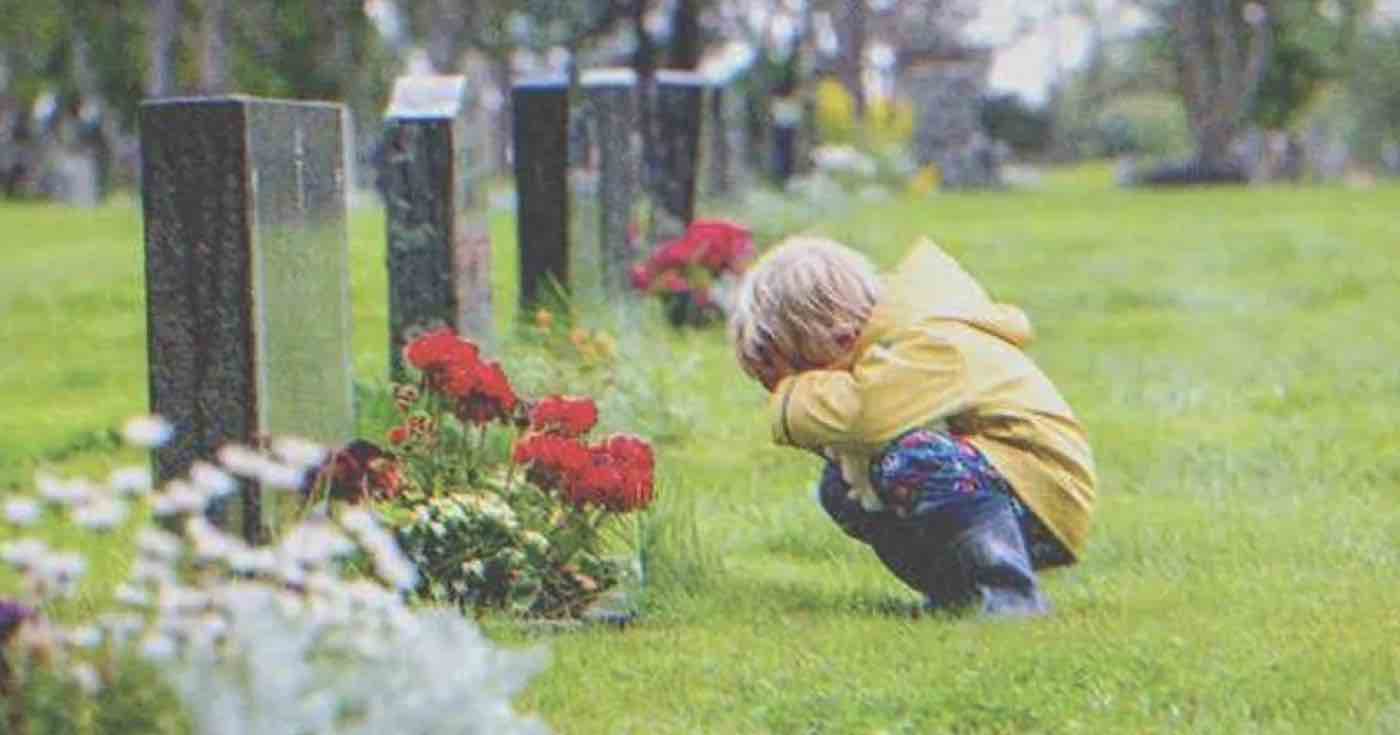 Un bambino scappa ogni giorno dalla casa del patrigno per andare sulla tomba  della mamma: un giorno incontra una donna proprio come lei