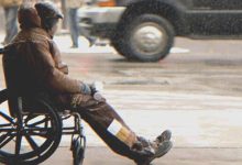 Photo of Lascia il padre su una sedia a rotelle per strada e promette di tornare presto: la donna si fa viva 12 anni dopo