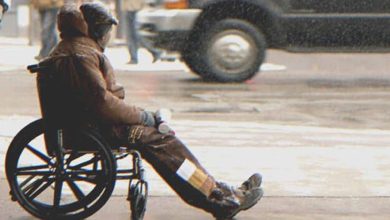 Photo of Lascia il padre su una sedia a rotelle per strada e promette di tornare presto: la donna si fa viva 12 anni dopo