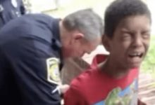 Photo of La mamma chiama la polizia per fare arrestare il figlio di 10 anni dopo aver scoperto che era stato scortese con la sua insegnante: “Una punizione esemplare”