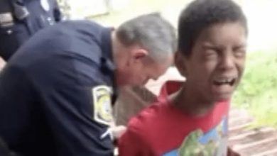 Photo of La mamma chiama la polizia per fare arrestare il figlio di 10 anni dopo aver scoperto che era stato scortese con la sua insegnante: “Una punizione esemplare”
