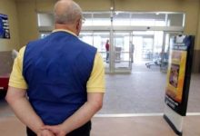 Photo of Un anziano trova lavoro al supermercato: due ore dopo viene licenziato per un motivo assurdo. Ecco quale