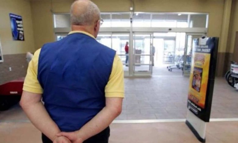 Un anziano trova lavoro al supermercato