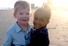 Photo of Scatta una foto ai bambini in spiaggia, poi si rende conto di una grande verità: “Il mondo sarebbe un posto migliore se ci comportassimo come loro”