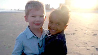 Photo of Scatta una foto ai bambini in spiaggia, poi si rende conto di una grande verità: “Il mondo sarebbe un posto migliore se ci comportassimo come loro”