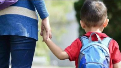 Photo of Lavora per 12 ore prima di accompagnare il figlio a scuola e viene insultata dagli altri genitori: “Dicono che ho un cattivo odore”, lo sfogo di una madre commuove il web